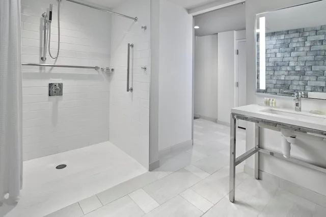 Club, King Bed, Club Floor، RENAISSANCE EDMONTON AIRPORT HOTEL 2/2
