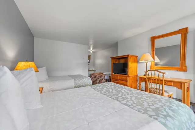 Family, 1 Single and 2 Double Beds، Glass House Inn 3/5