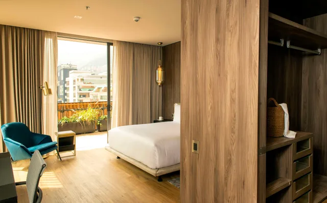 King Room With Balcony And Roll-in Shower-Mobility Accessible، Salvio Parque 93 Bogota, Curio Collection by Hilton 4/10