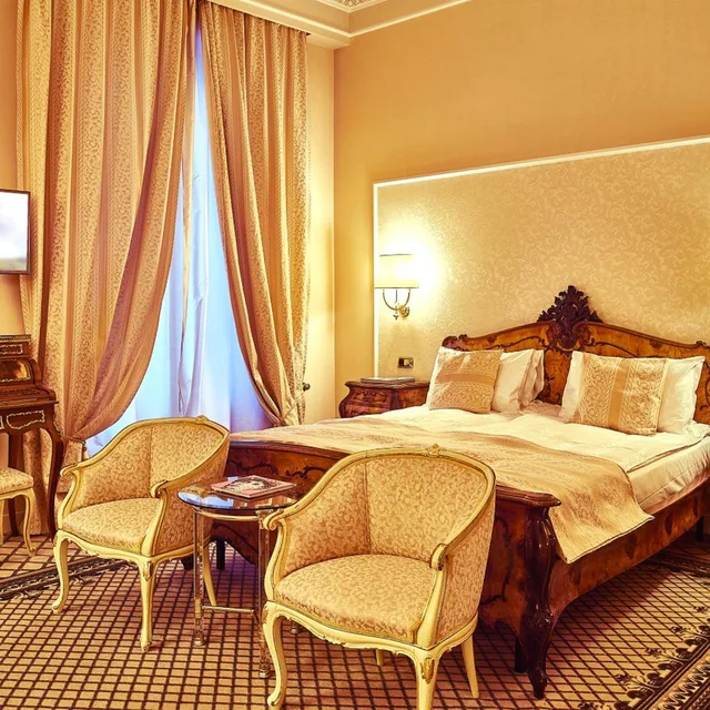 جناح جونيور، Grand Hotel Continental 1/7