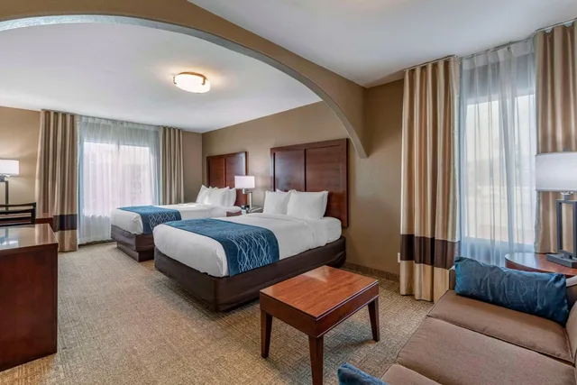 غرفة سوبيريور ركنية بسريرين كوين مع أريكة، Comfort Inn & Suites Ventura Beach 2/8