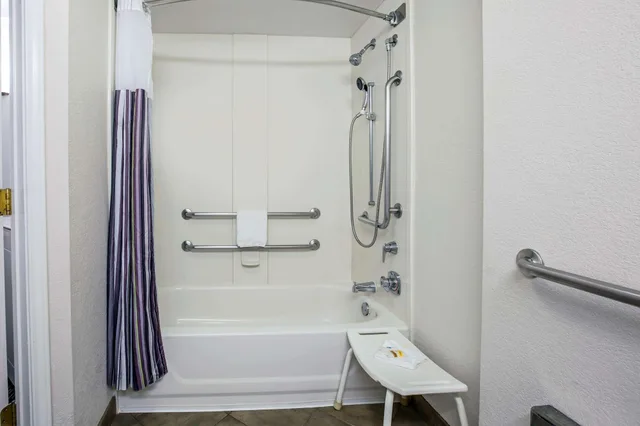 غرفة بسريرين مزدوجين لذوي الإعاقة، La Quinta Inn & Suites by Wyndham Dallas Arlington South 4/4