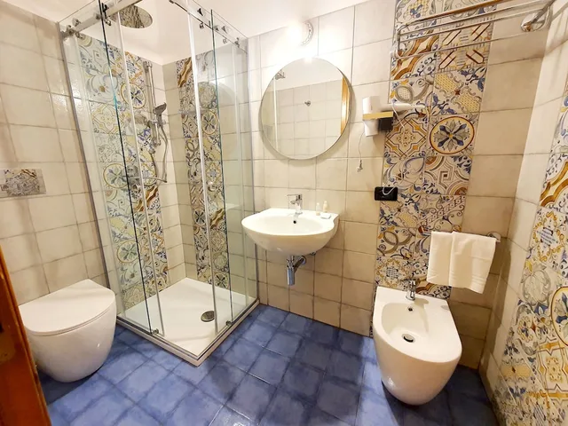 غرفة بسرير كوين بإطلالة على البحر بشرفة، HOTEL CALA MARINA 3/10