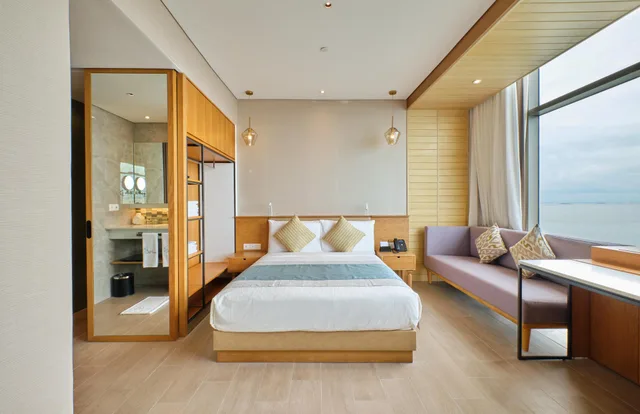 Bay, Family, Queen Bed, 2 Sofa، Hotel H2o 1/2