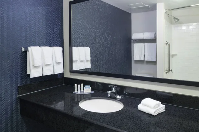 Room, Fairfield Inn & Suites Kansas City Overland Park 2/4