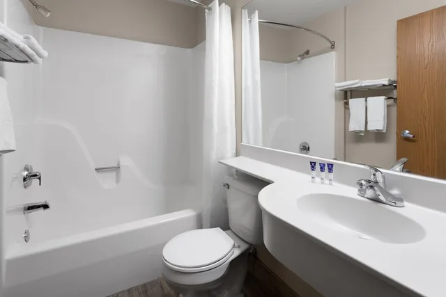 جناح بسرير كوين، Americas Best Value Inn Suites Racine 6/7