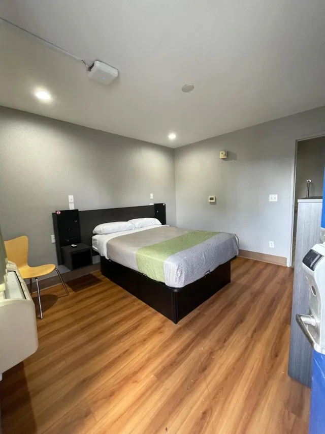 1 Full Bed - ADA/Tub, Motel6 Port Allen, LA - Baton Rouge 4/9