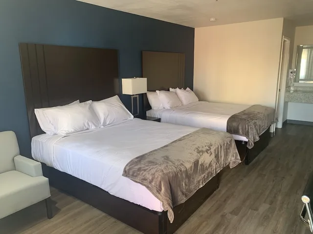 Deluxe, Studio, Suite, 2 Queen Beds, Greentree Inn Holbrook 1/2