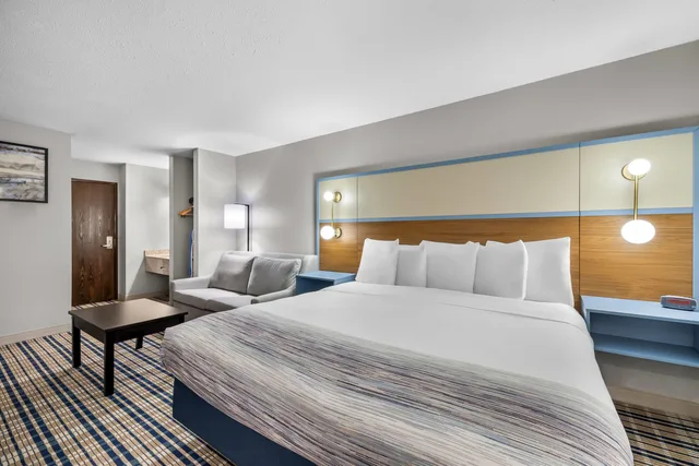 جناح بسرير كينج، AmericInn by Wyndham Delafield 1/3