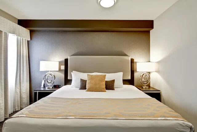 Coast, Premium, Junior Suite, Studio, King Bed, Valley View, Coast Kamloops Hotel And Conference Centre 1/7