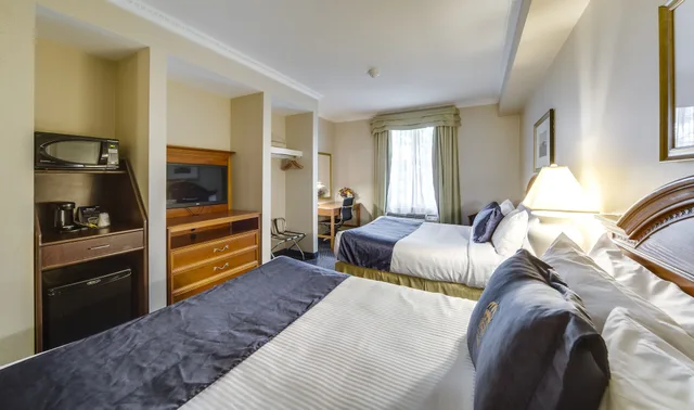 جناح تنفيذي بسريرين كوين، Monte Carlo Inn Toronto West Suites 4/7