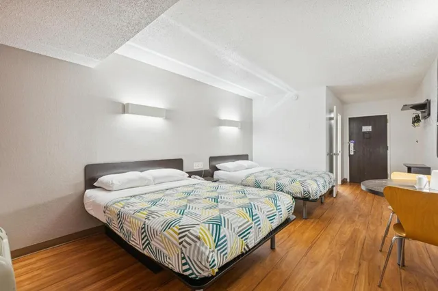 2 Full Beds - ADA/Tub/Micfridge, Motel6 Piscataway, NJ 3/10
