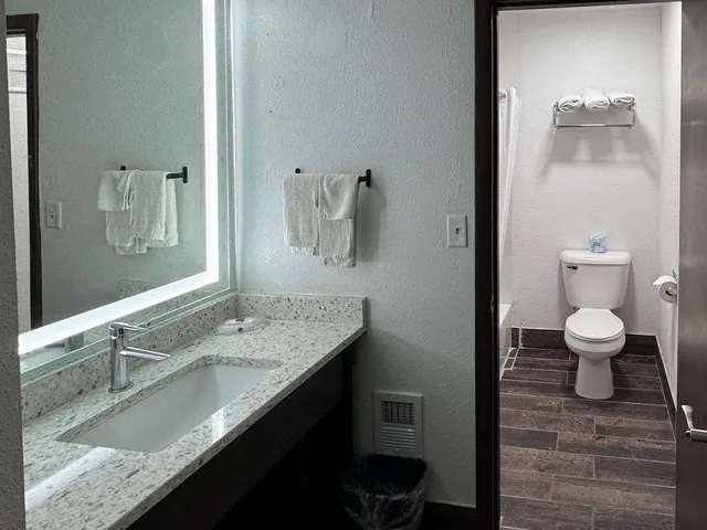 غرفة بسرير كينج، Motel6 Fond Du Lac, WI 4/6