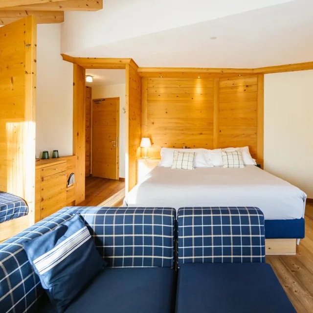 جناح جونيور، Hotel Maribel 6/10
