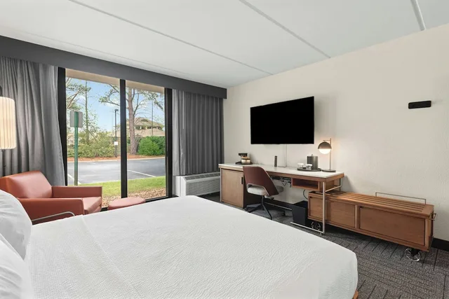 Room, King Bed, Sofa, Accessible, Courtyard By Marriott Columbus 1/10