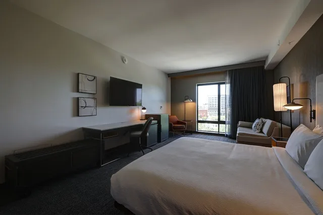 غرفة بسرير كينج، Courtyard by Marriott Iowa City University Heights 1/7