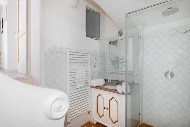 غرفة بسرير كوين بإطلالة على البحر بشرفة بحوض جاكوزي، Villa Yiara 1/1