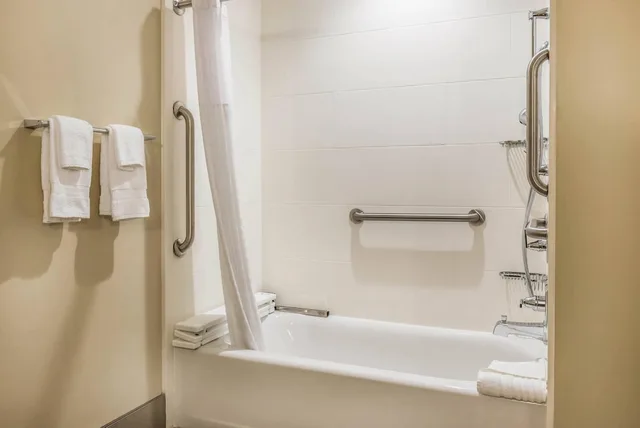 Suite, King Bed, Sofa, Accessible, Comfort Suites Florence - Cincinnati South 4/5
