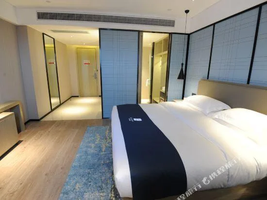غرفة ديلوكس بسرير كينج بإطلالة على النهر، Echarm Hotel Nanning Jiangbin Park River view 2/2