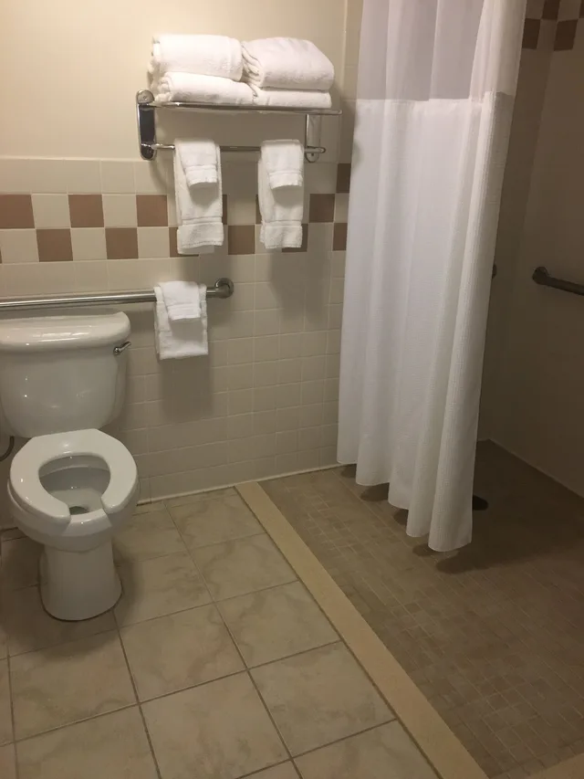 غرفة بسرير كينج لذوي الإعاقة، Americinn By Wyndham Monmouth 4/6