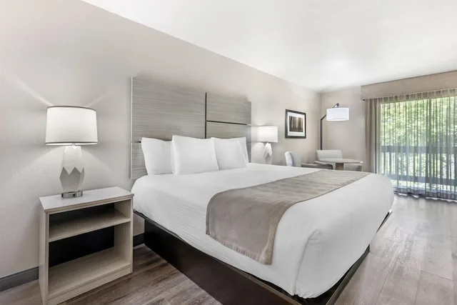 غرفة قياسية بسرير كينج بشرفة يُسمح فيها بالحيوانات الأليفة، Best Western New Oregon 3/7