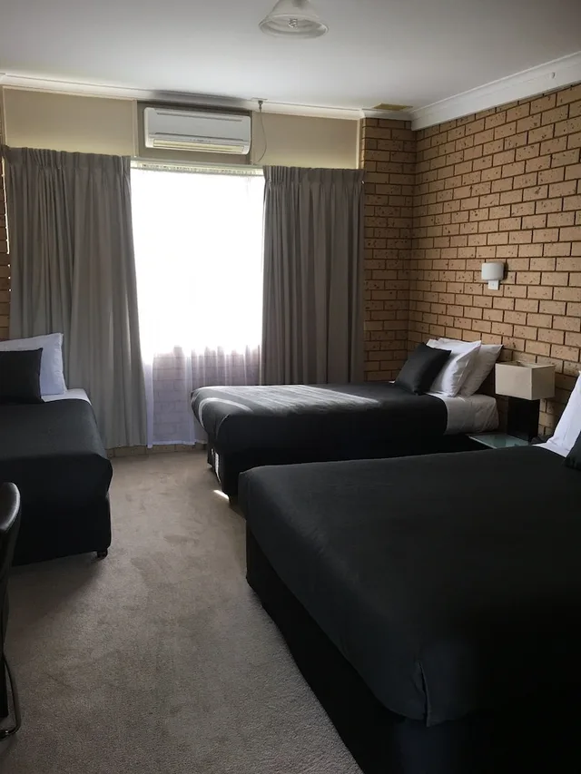 غرفة عائلية بسرير كوين وسريرين منفصلين بحمام مشترك، Avondel Motor Inn Benalla 1/2