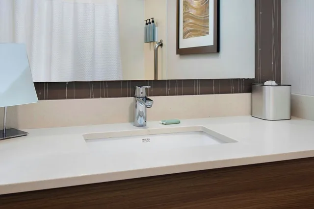 غرفة بسريرين كوين مع أريكة، Courtyard Marriott Binghamton 2/4