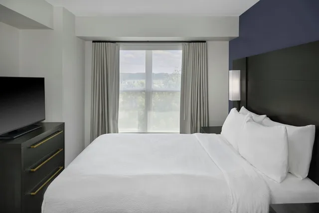 جناح بسرير كوين بإطلالة على المدينة بغرفة نوم واحدة مع أريكة، Residence Inn by Marriott Flint 5/10