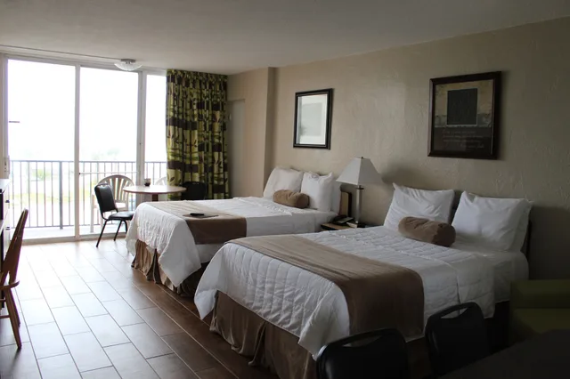 غرفة ركنية بسريرين مزدوجين بإطلالة على البحر بشرفة، Cove Motel Oceanfront 1/2