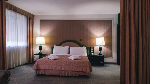 جناح تنفيذي بسرير كينج وسرير فردي، Grand Hotel Excelsior 2/10