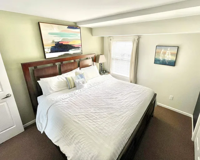 Master, Suite, 2 King Beds, Sofa، Old Harbor Inn 2/8