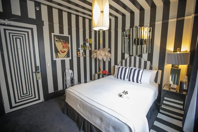 غرفة بسرير كوين، Hotel Des Arts 9/10