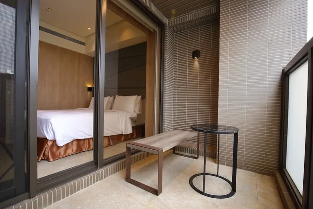 Green, Twin Beds، Kloud Hotel 2/4