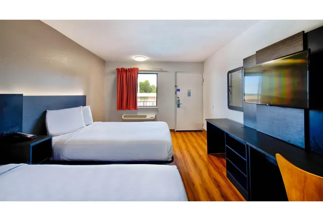 2 Full Beds - Mobility Accessible Tub Nsmk، Motel6 Gainesville, GA 2/6
