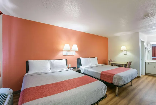 2 Queen Beds - Mobility Accessible Ri Shwr، Motel6 Dothan, AL 4/9