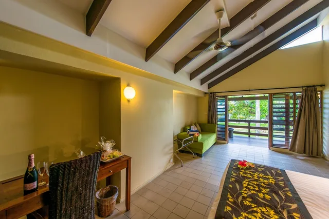 غرفة بسرير كينج وسرير فردي بإطلالة على البحر، Mana Island Resort 6/10