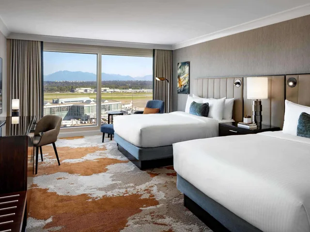 غرفة ديلوكس بسريرين كوين في طابق مرتفع، Fairmont Vancouver Airport 1/2