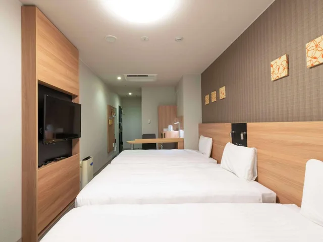 غرفة قياسية بسريرين منفصلين مع سرير إضافي، Comfort Hotel Osaka Shinsaibashi 3/8