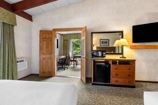 جناح داخلي بسريرين كوين بإطلالة على البحيرة بشرفة مع أريكة، Best Western Adirondack Inn 4/5