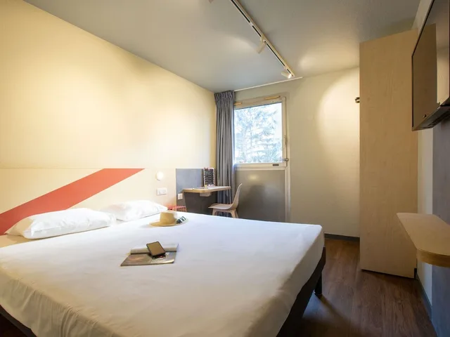 Room, Triple, 1 Double and 1 Single Bed, ibis budget Avignon Centre 2/4