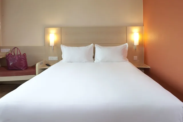 غرفة قياسية بسريرين منفصلين بإطلالة على المرفأ، Ibis Hong Kong Central & Sheung Wan Hotel 3/8