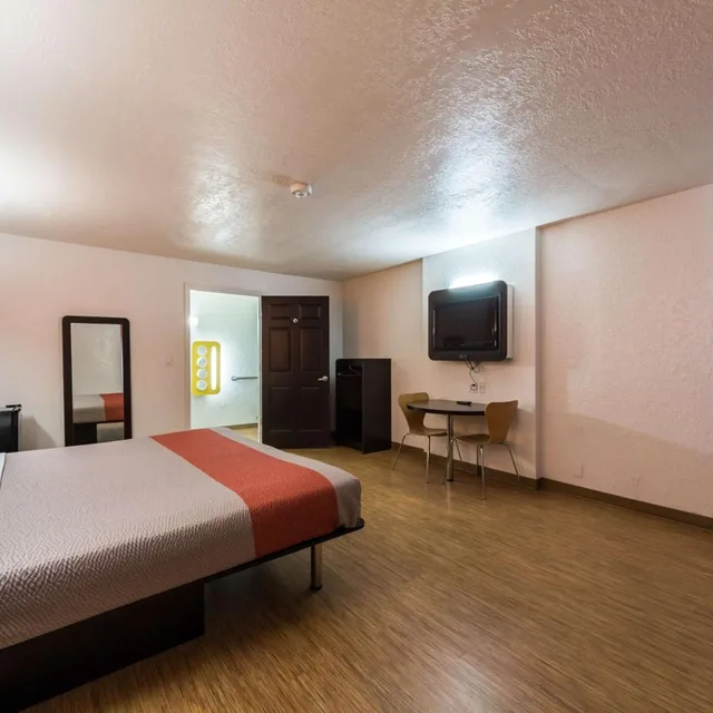 1 King Bed - Mobility Access Ri Shwr Nsmk, Motel6 Uvalde, TX 3/10
