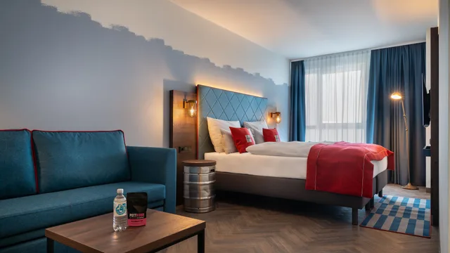 Premium, Queen Bed, Sofa, Holiday Inn - the niu, Keg Hamburg Ost, an IHG Hotel 3/4