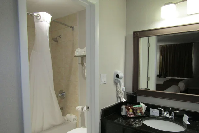 غرفة بسرير كينج، Quality Inn & Suites Kissimmee near Main Gate 4/4