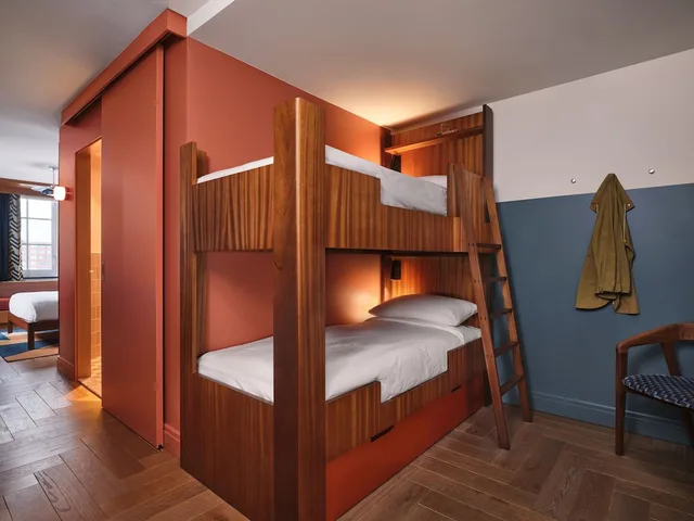 Biggy, 1 Queen and 1 Bunk Bed, Bunk Bed، The Hoxton Lloyd Amsterdam 2/4