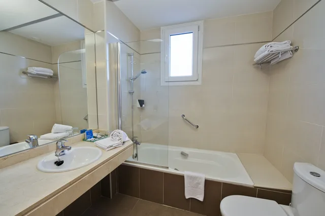 غرفة بسرير مزدوج أو سريرين منفصلين بشرفة، Hotel Porcel Ganivet 9/10