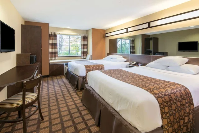 غرفة بسريرين كوين، Microtel Inn And Suites By Wyndham North Canton 1/3