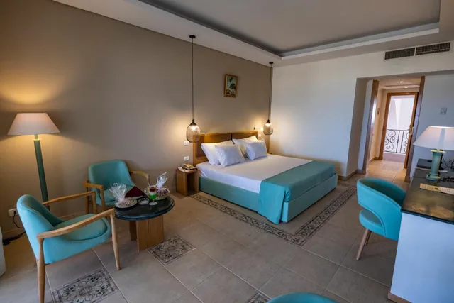 غرفة بسرير كينج بإطلالة على البحر، Lahami Bay Beach Resort And Gardens 2/5