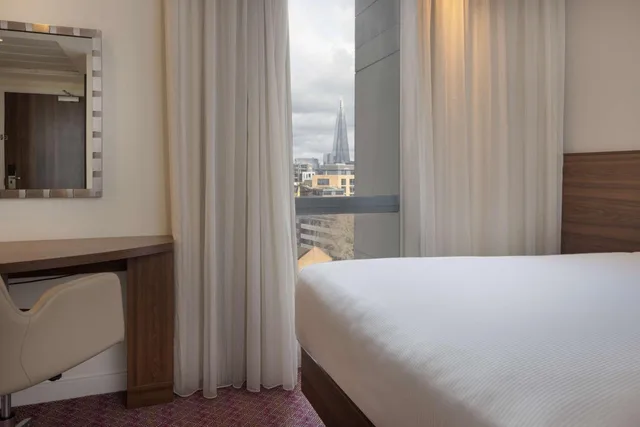 غرفة بسرير كينج وسرير كوين بإطلالة على المدينة، Hampton by Hilton London Waterloo Hotel 6/10