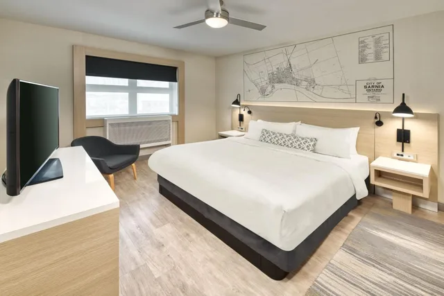 جناح تنفيذي بسرير كينج، The Insignia Hotel, Sarnia, a Tribute Portfolio Hotel 3/9